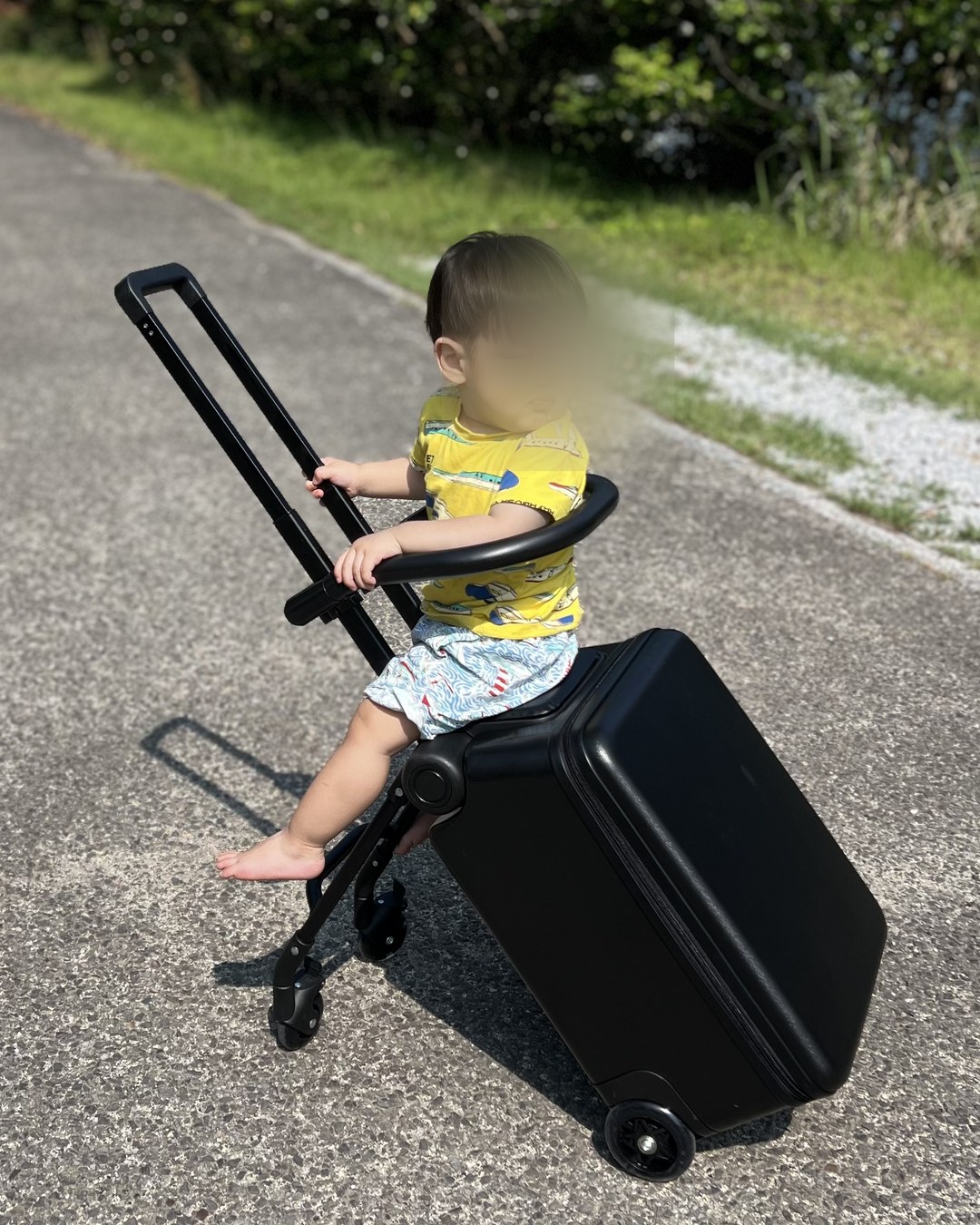 子どもが乗れるスーツケース「キッズトラベルNEO」は旅先のベビーカー代わりになる?
