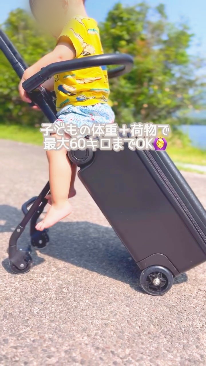 屋外で子どもを乗せて押しているところ