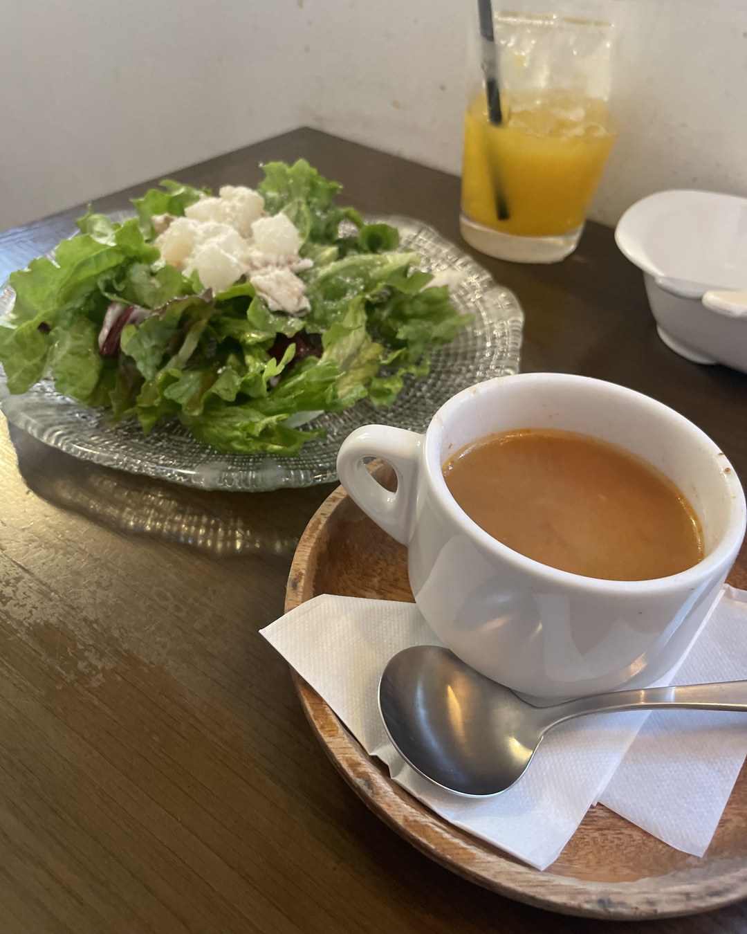 サラダとコーヒー、オレンジジュース