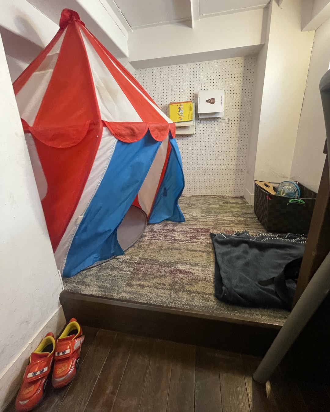 小上がりに置かれた赤・白・青のキッズテント