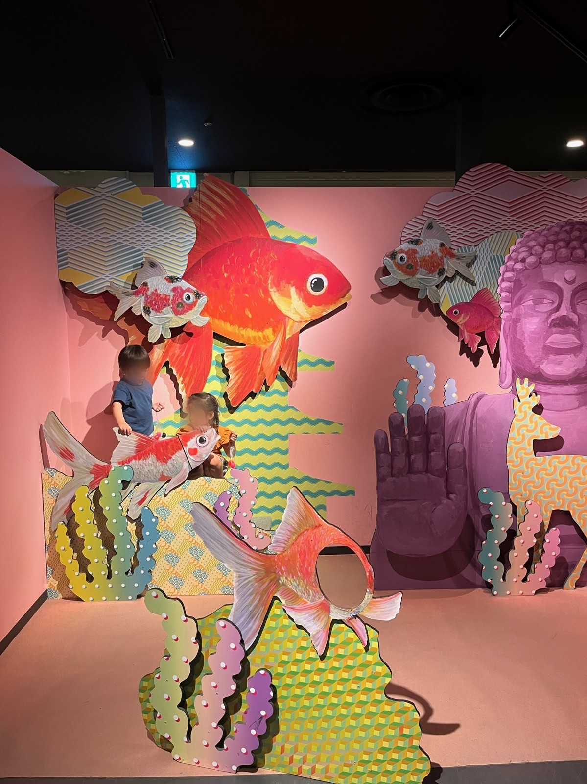 ポップな色づかいの金魚と大仏のオブジェ