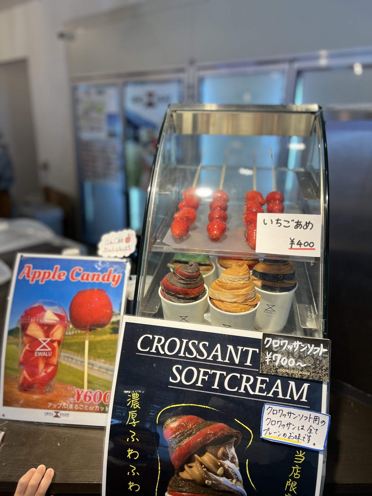 「CROISSANT SOFTCREAM」と「いちごあめ」のショーケース