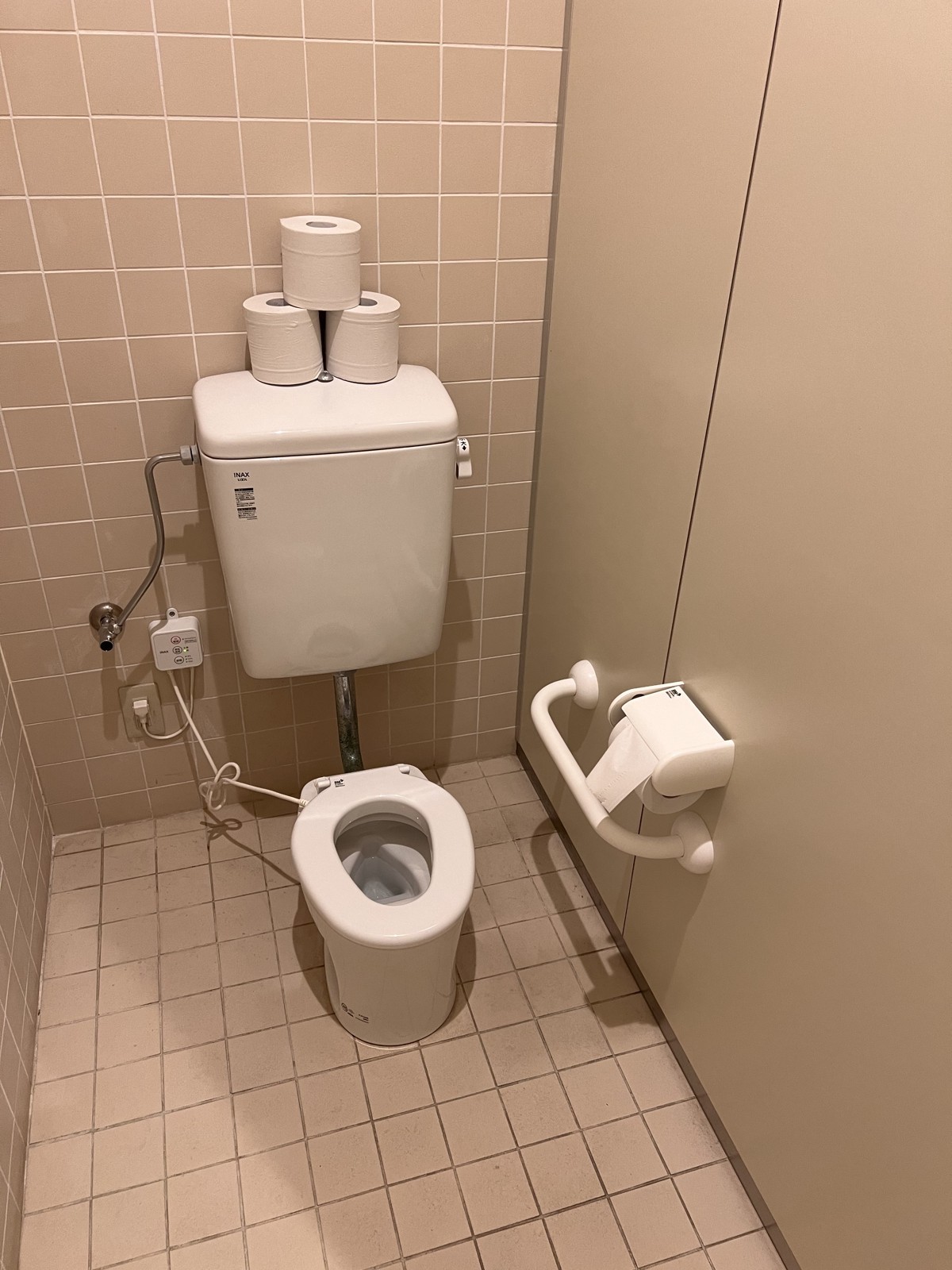 子ども用の低い便座があるトイレ