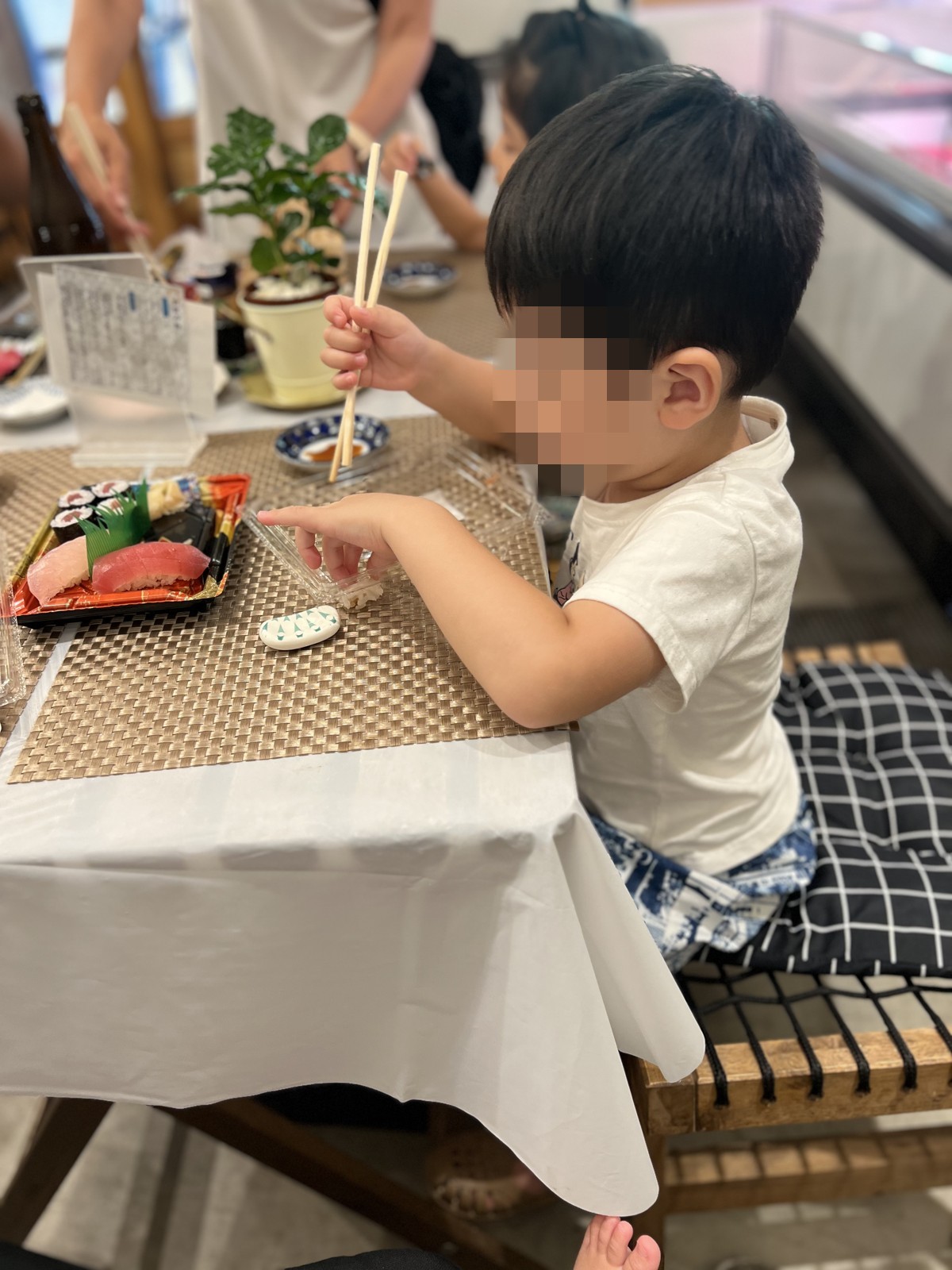 お寿司のセットを食べる子ども