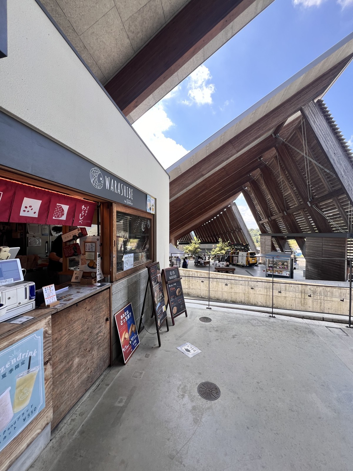 店舗の並ぶマルシェの通路