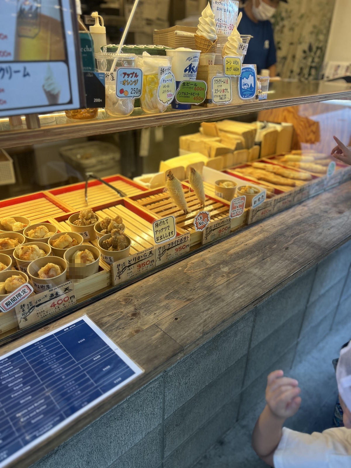 ソフトクリームやプリンが並ぶショーケース