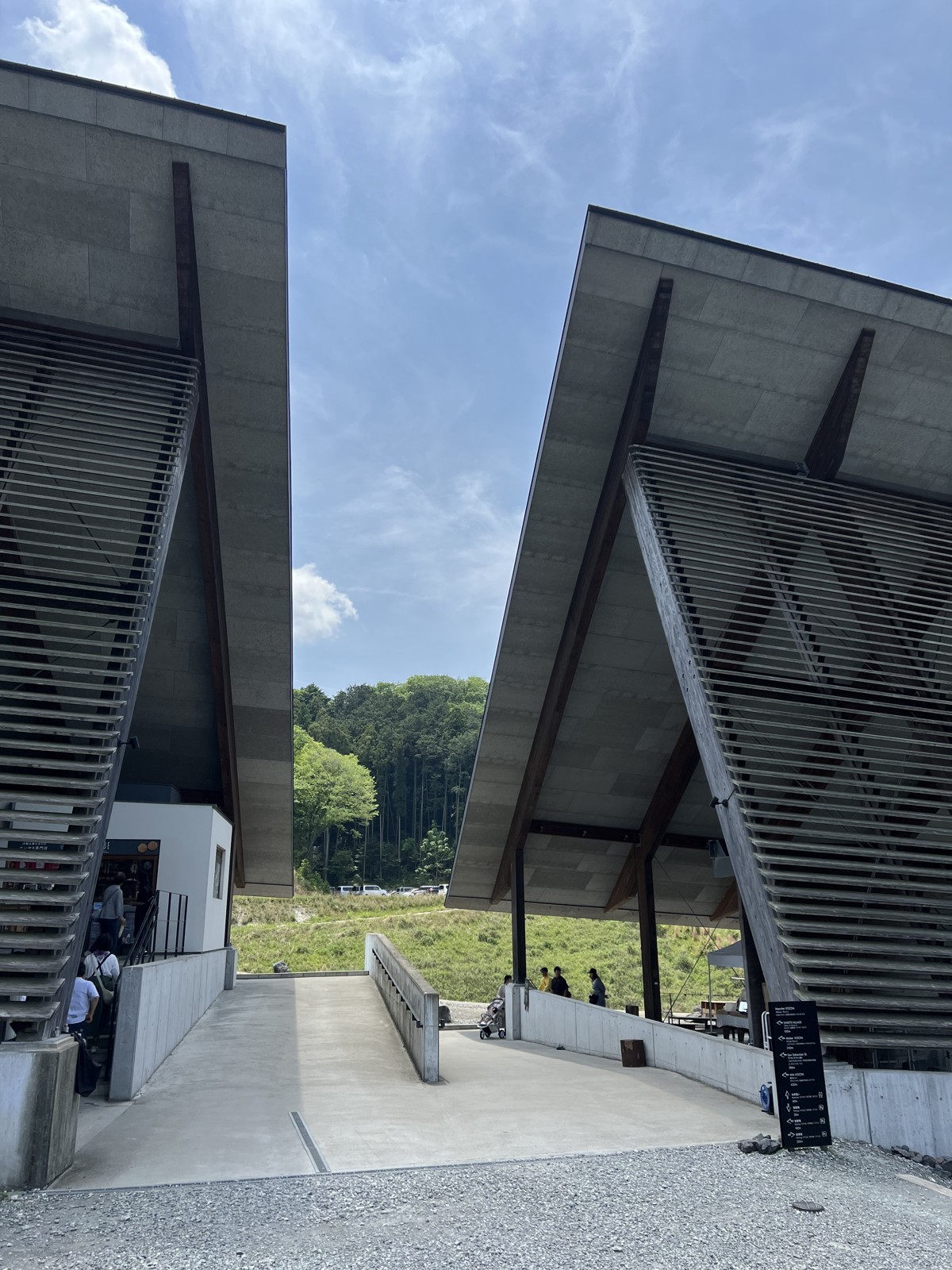 コンクリートの大きな屋根が連なるVISONの建物