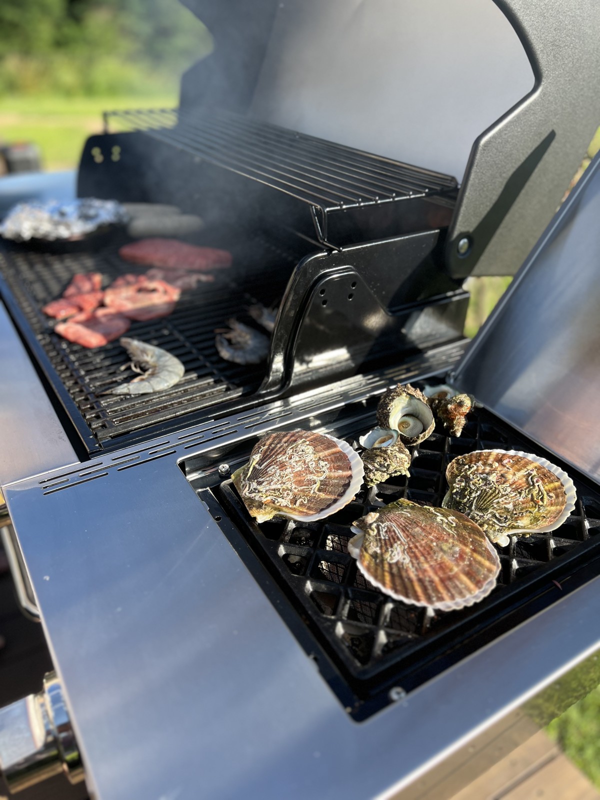 コンロで焼くホタテと肉