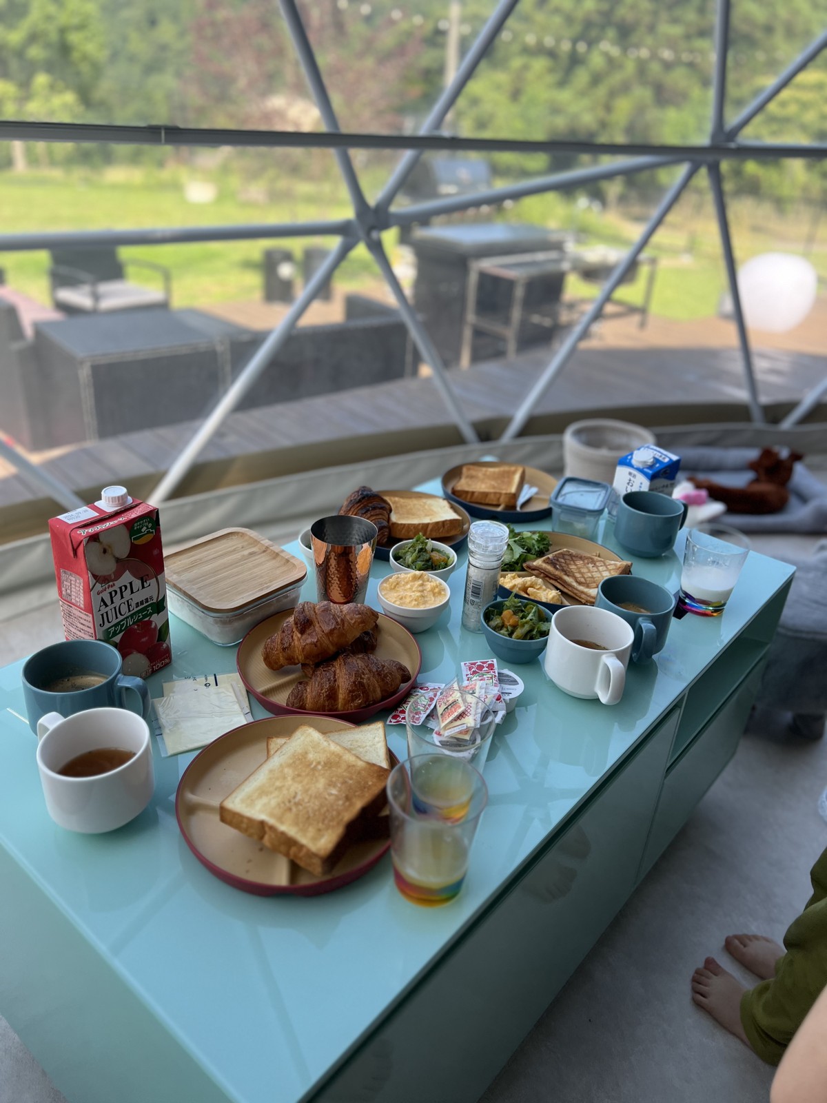 テーブルに並んだ朝食