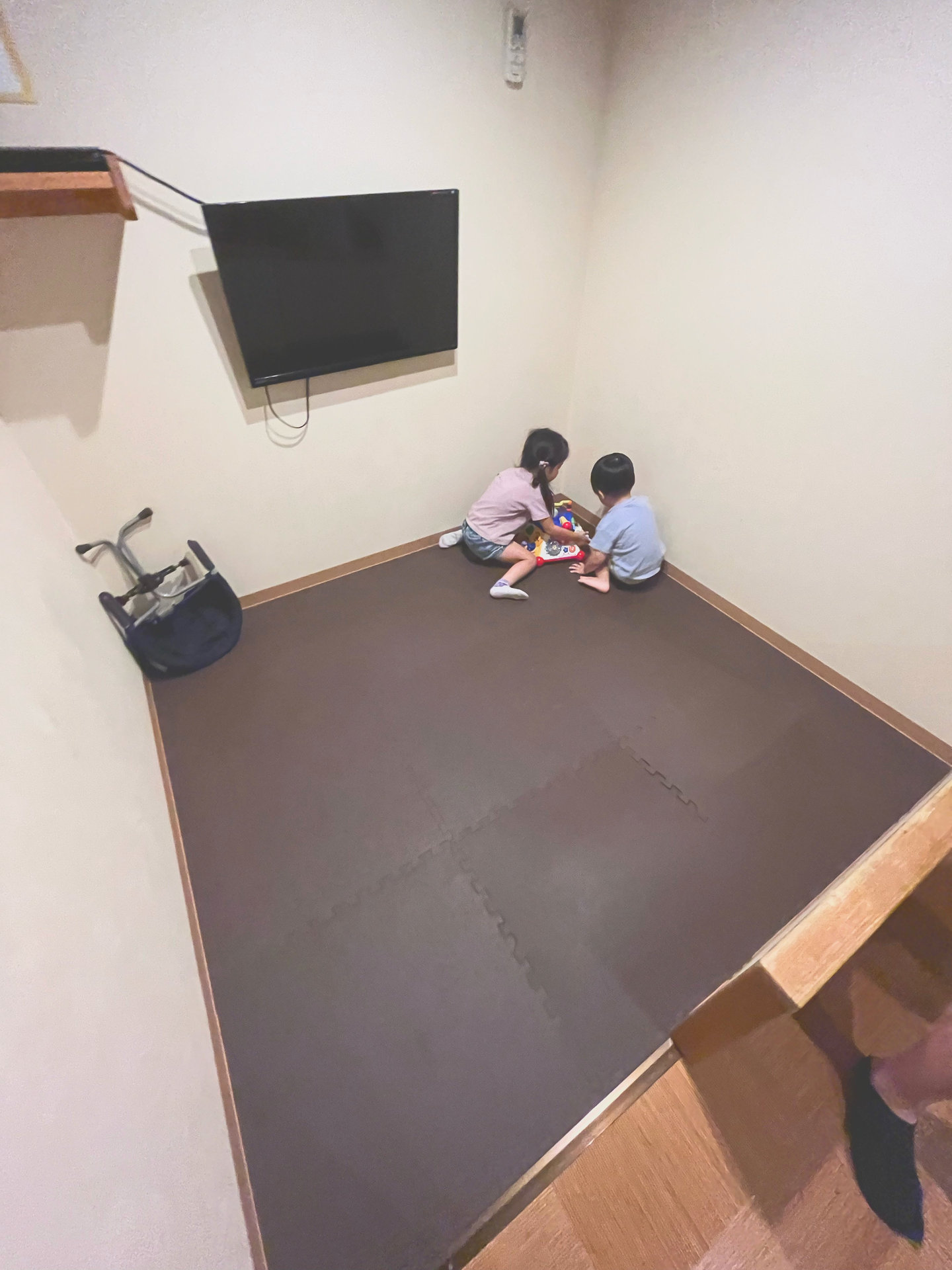 個室の広い床のスペースと赤ちゃん向けのおもちゃ