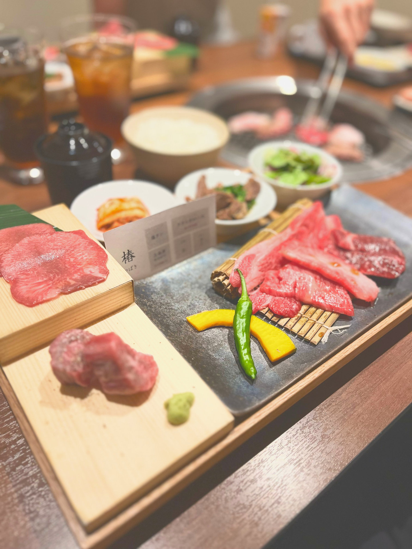 焼肉ランチのお肉の盛り合わせやご飯、小鉢
