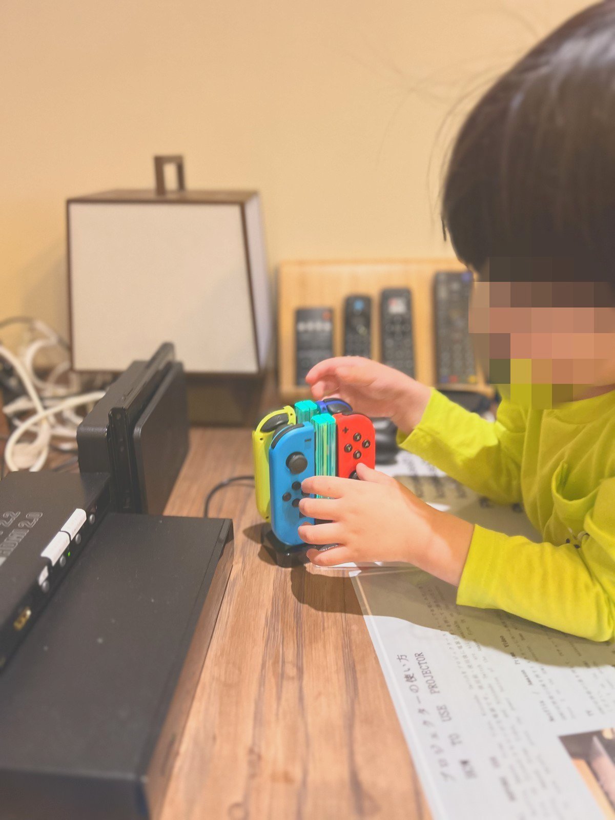Switchのジョイコンを手に取る子ども