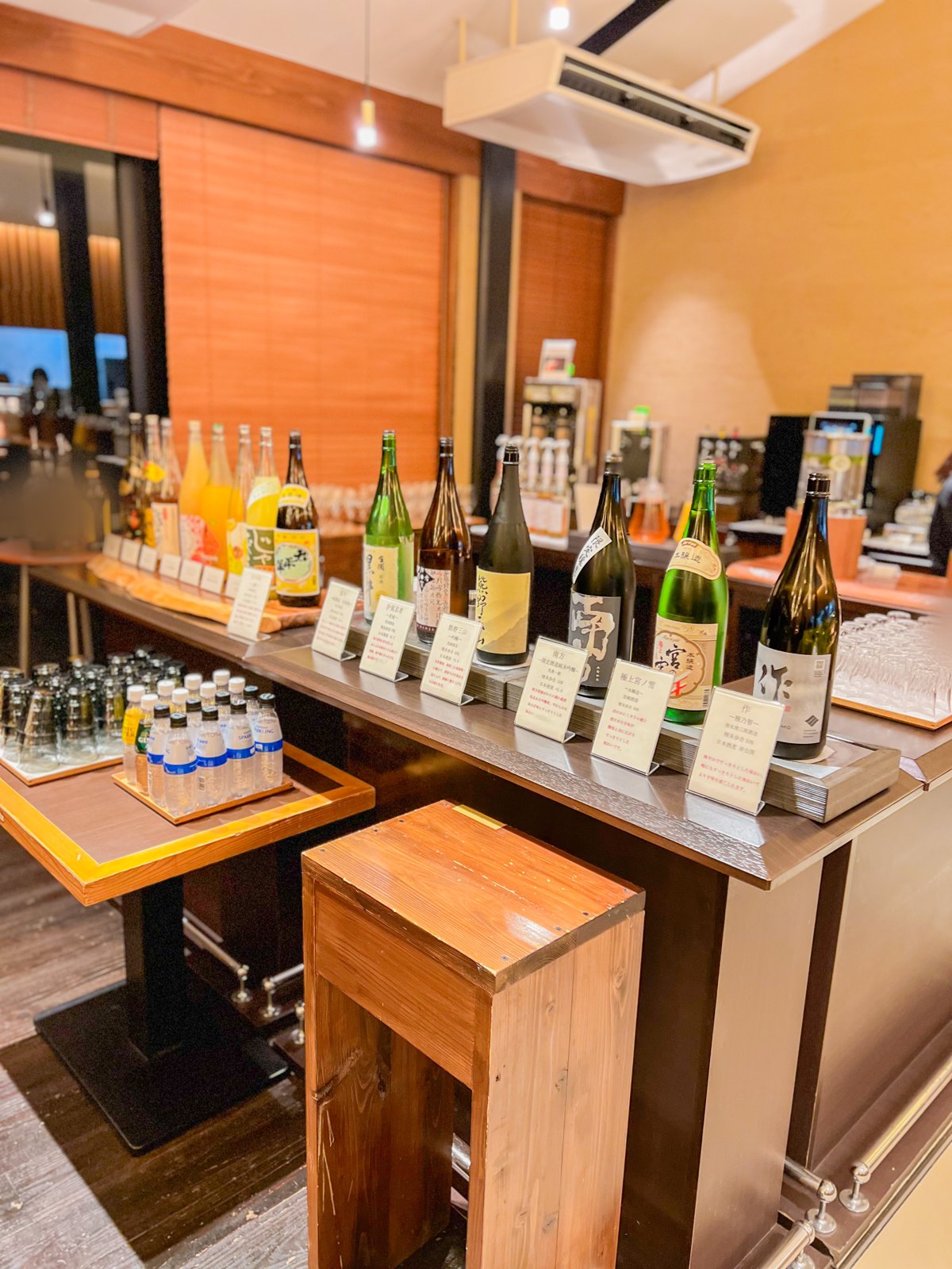 ずらりと並んだ日本酒の一升瓶と、それぞれの説明カード