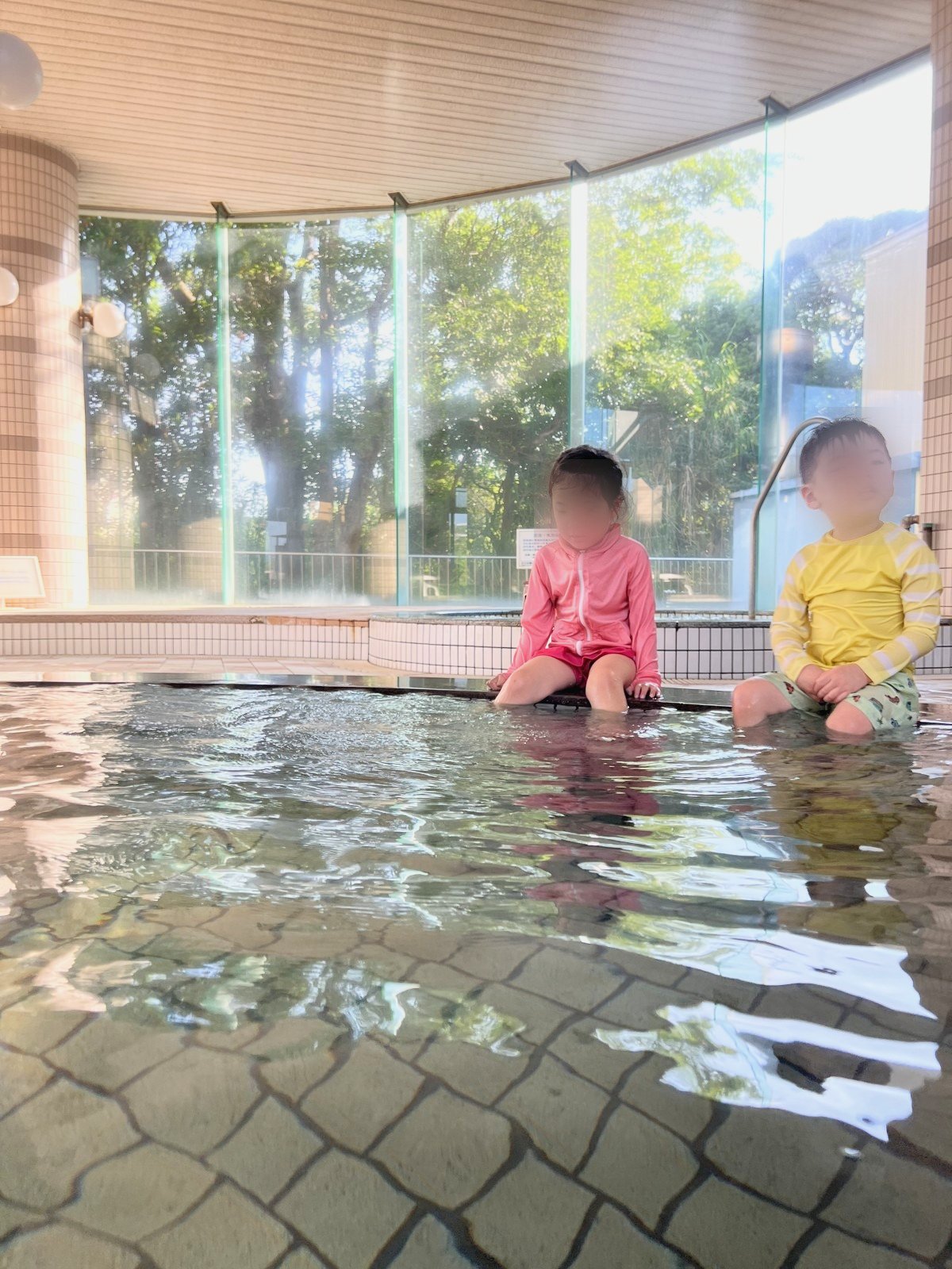 浅いところに座る子どもたち