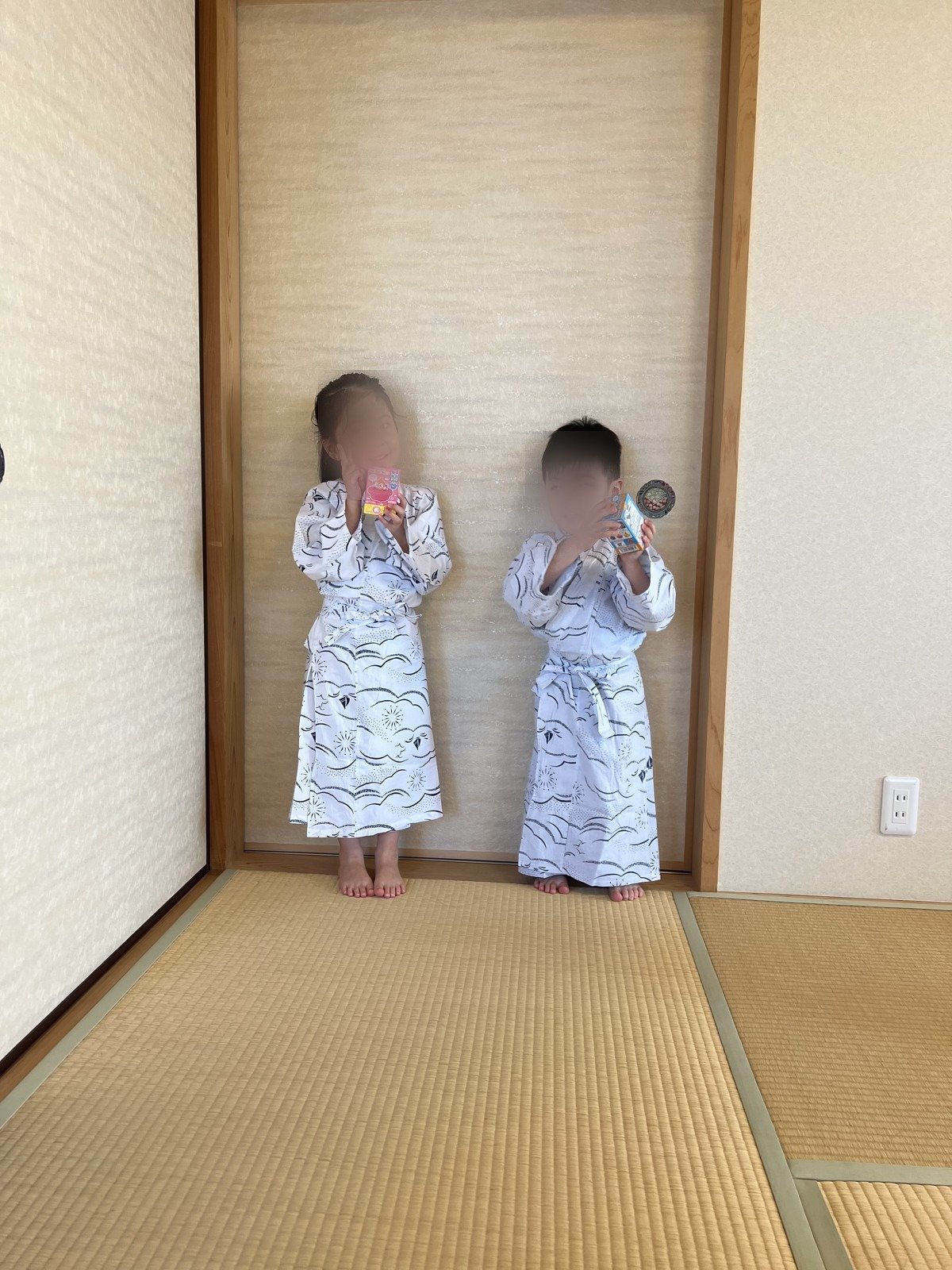 子ども用の浴衣を着た子どもたち