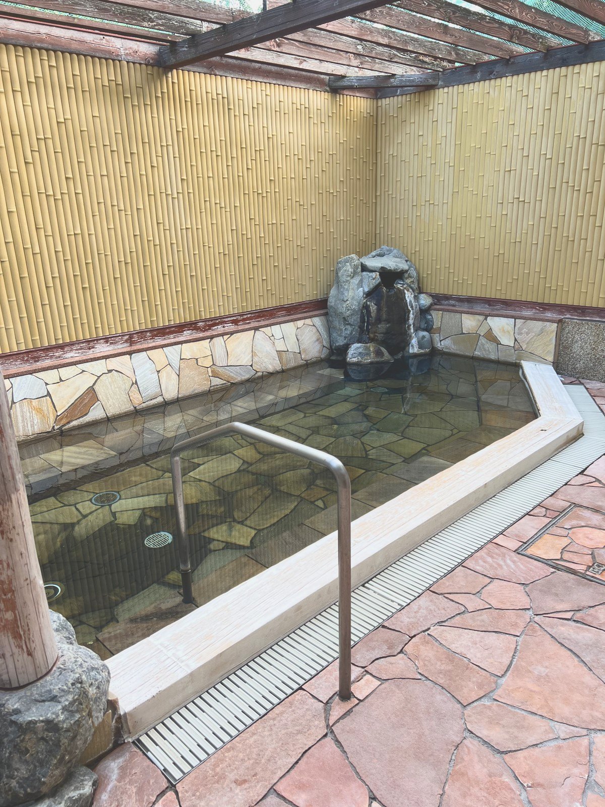 岩を組んだ露天風呂