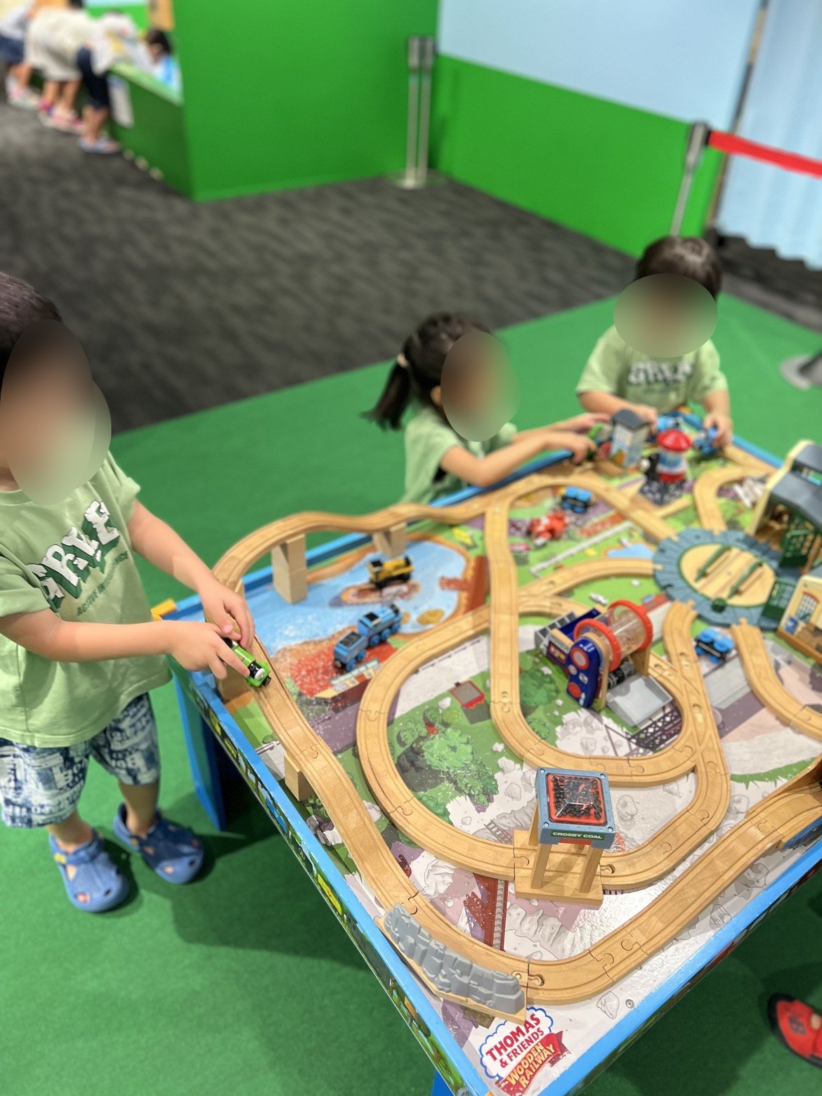 木製のレールでトーマスを走らせて遊べるコーナー