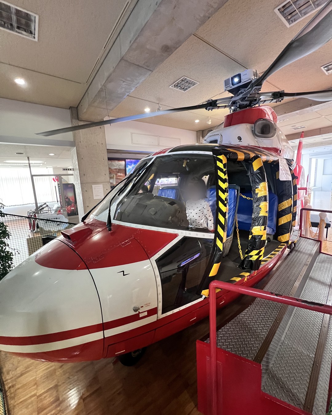 館内に展示された消防ヘリコプターの実機