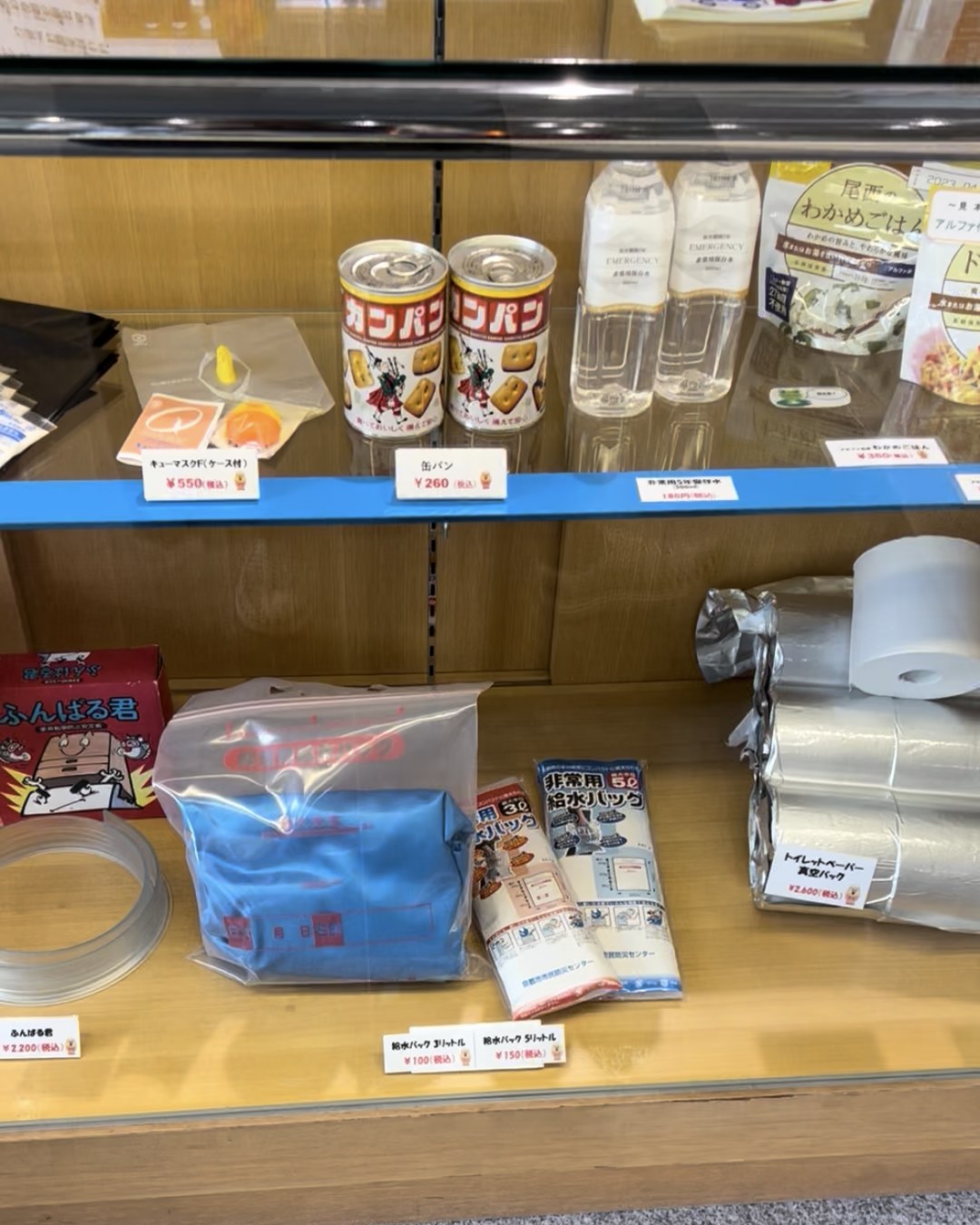 防災グッズが並ぶ物販のショーケース