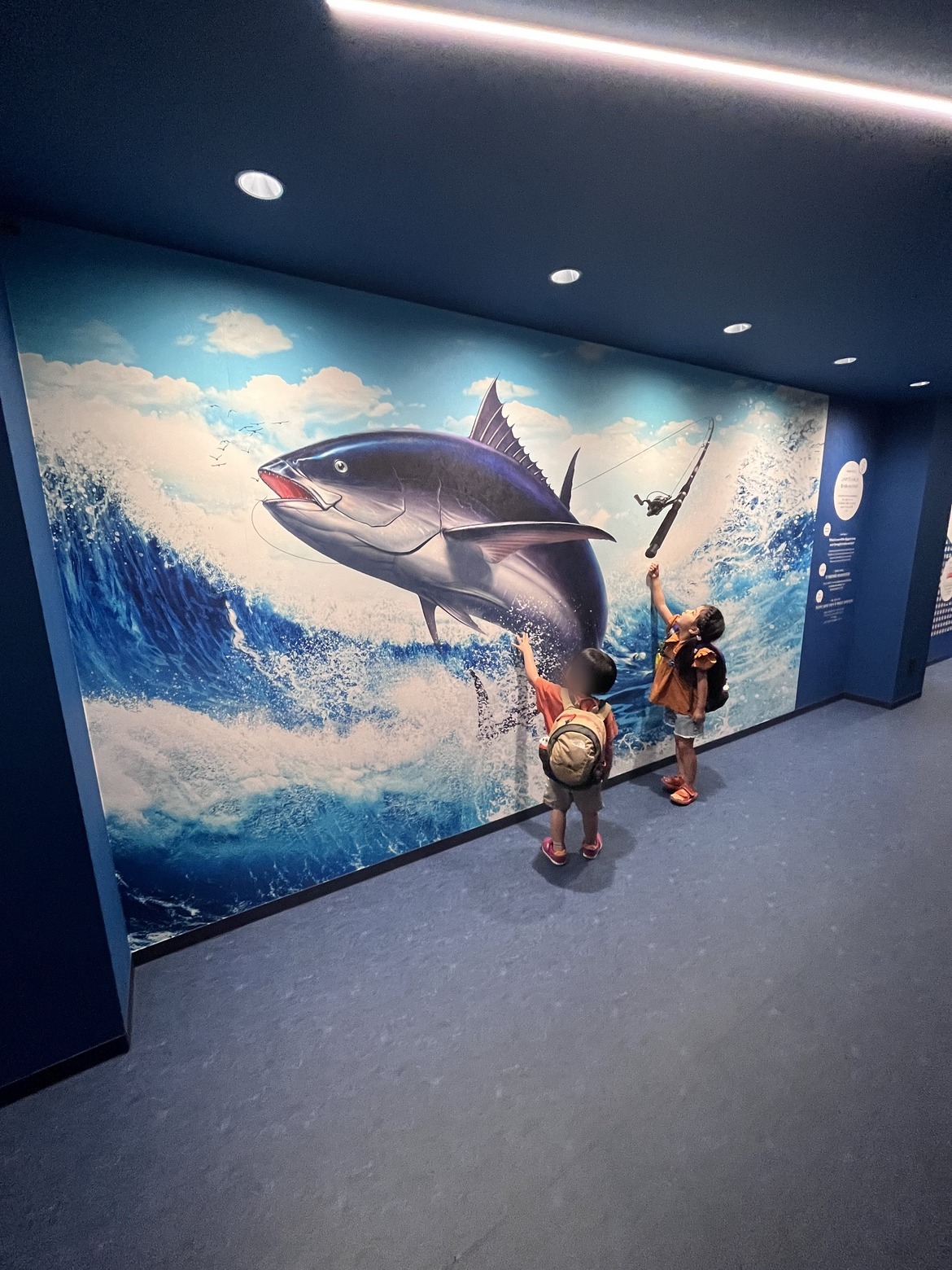 実物大のマグロが描かれた通路の壁