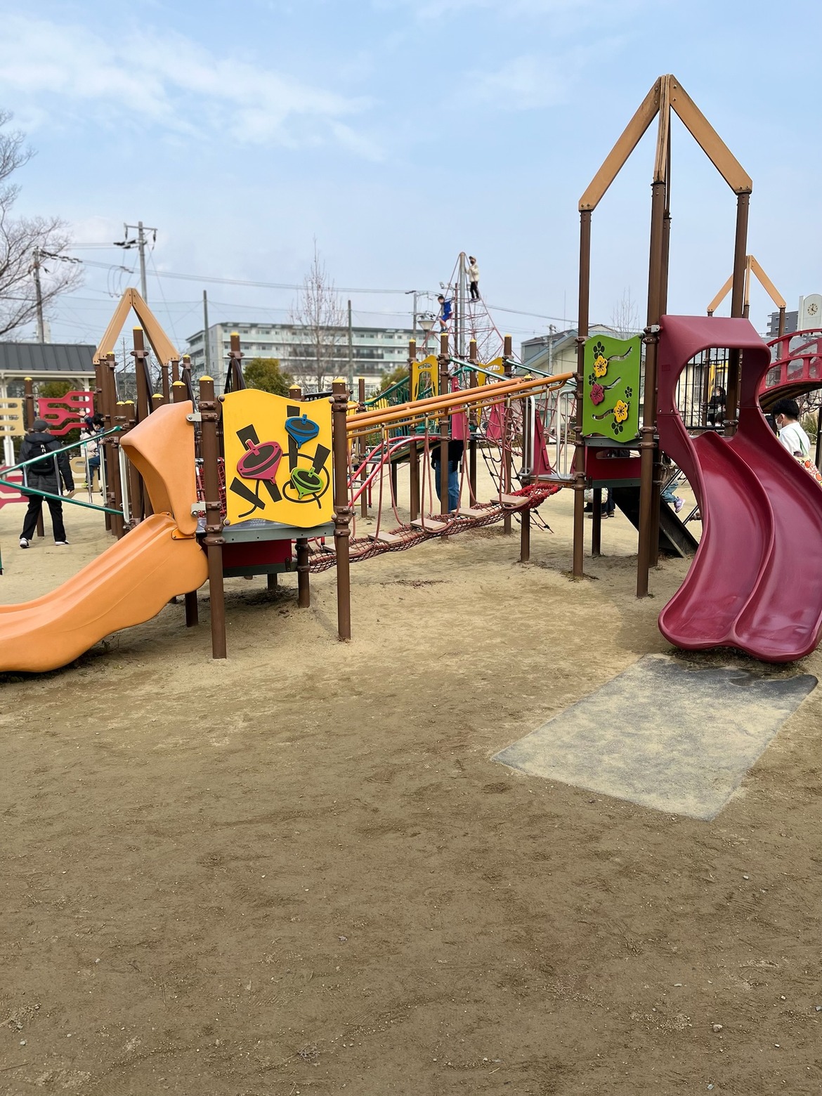 カラフルなすべり台が並んだ遊具