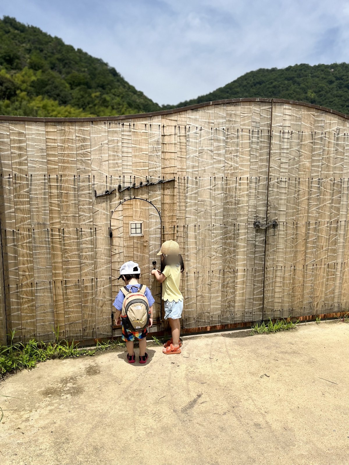 竹を編んだ壁にある小さなドア