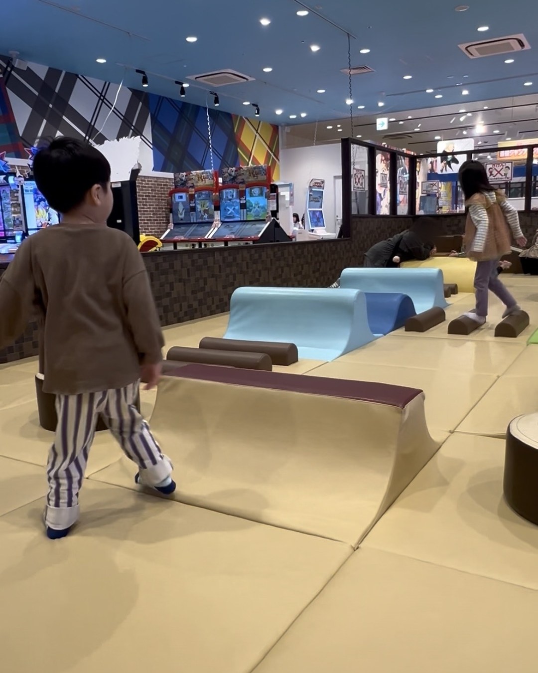 マットが敷かれたキッズパークのアスレチックエリア