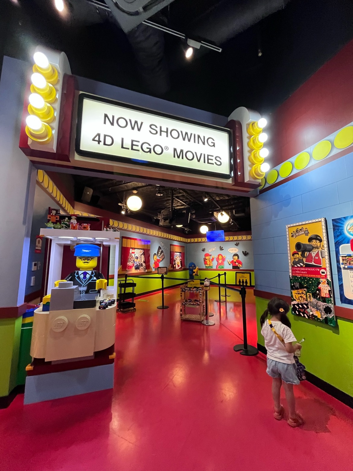 NOW SHOWING 4D LEGO MOVIESと掲げられた4Dシネマの入口