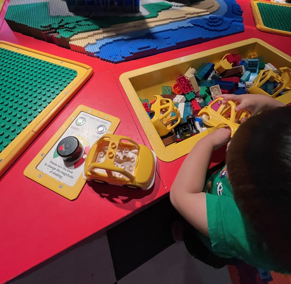 レゴレーサーズ ビルド&テストで車を組み立てる子ども