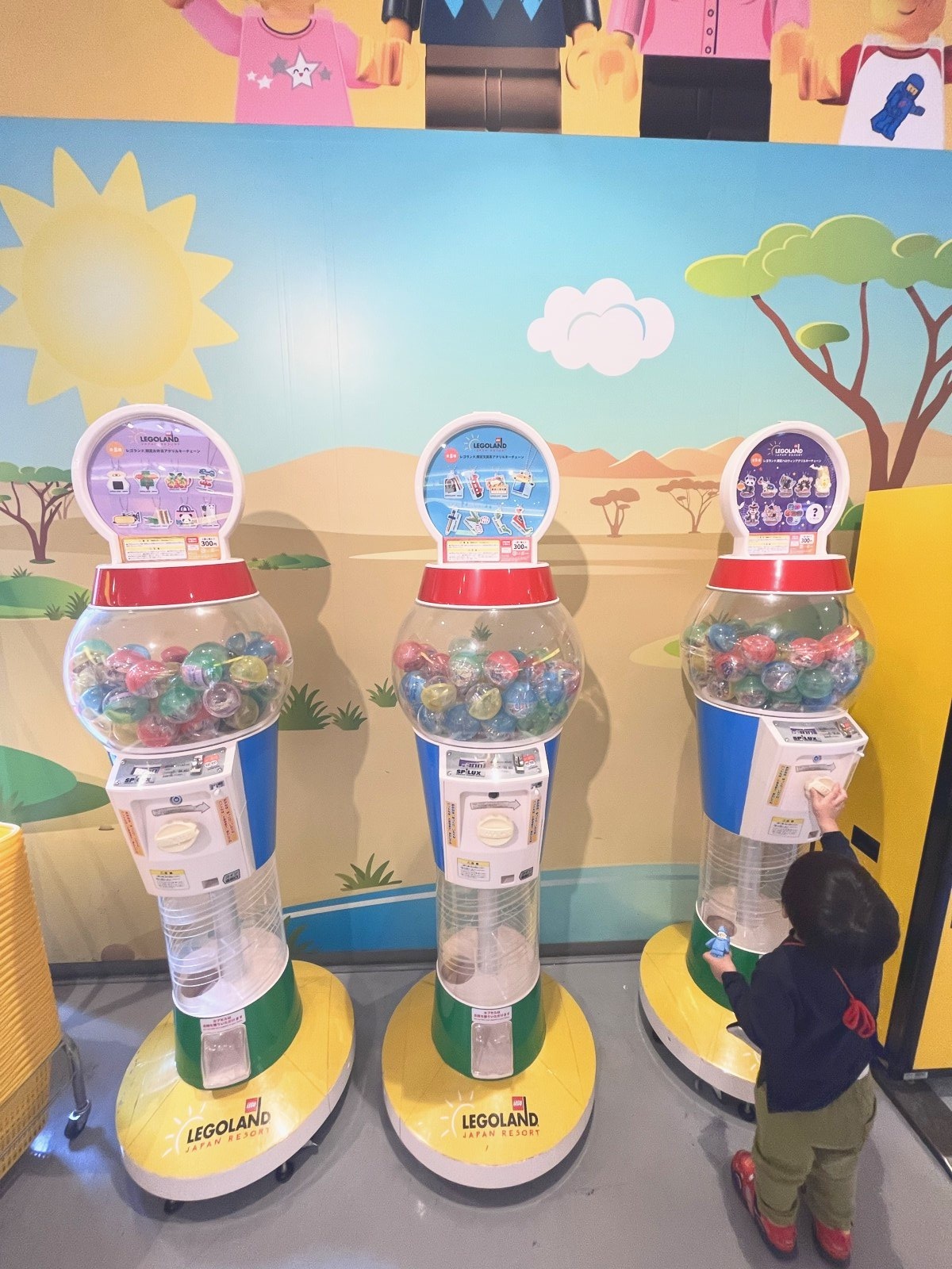 お土産のガチャを選ぶ子どもの後ろ姿