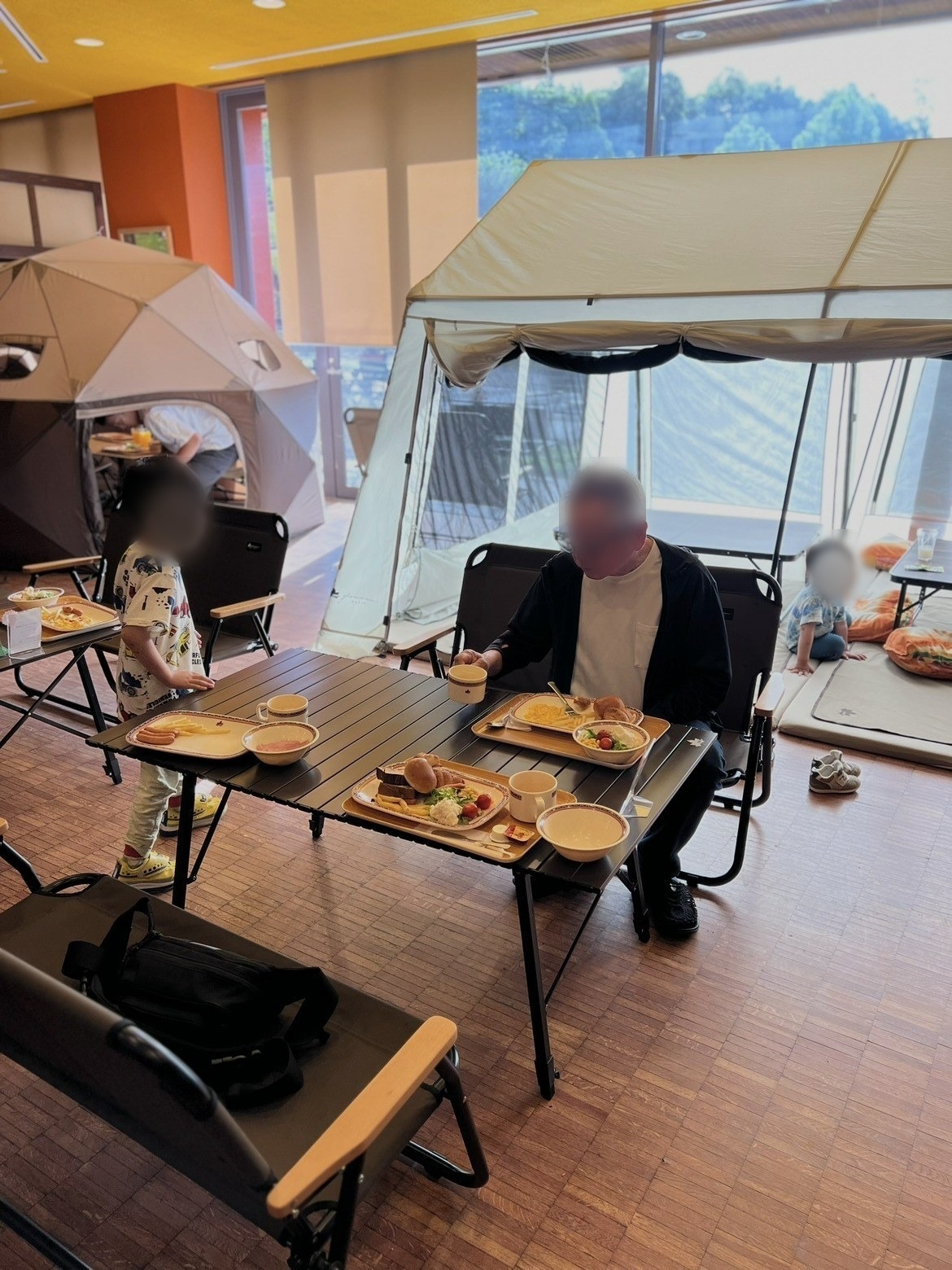 朝食会場。テントの中やそばで食べる