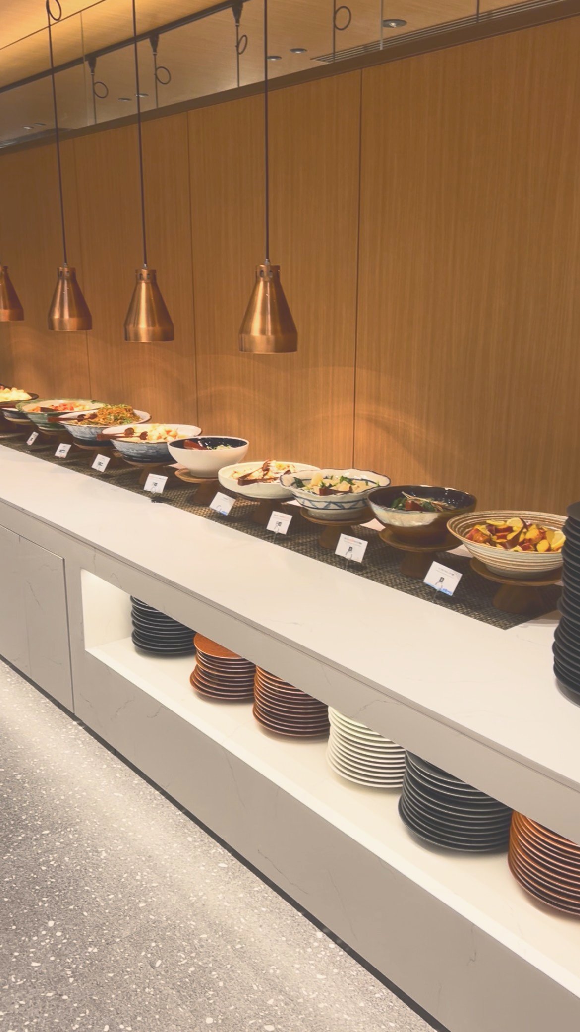 和のおかずが小鉢で並ぶ朝食ビュッフェのカウンター