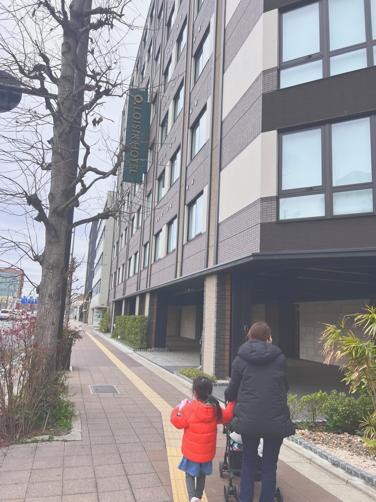 街路樹のある歩道から見たホテルの外観