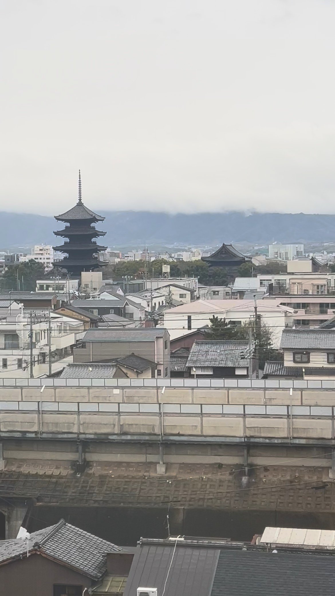 街並みの向こうに立つ東寺の五重塔