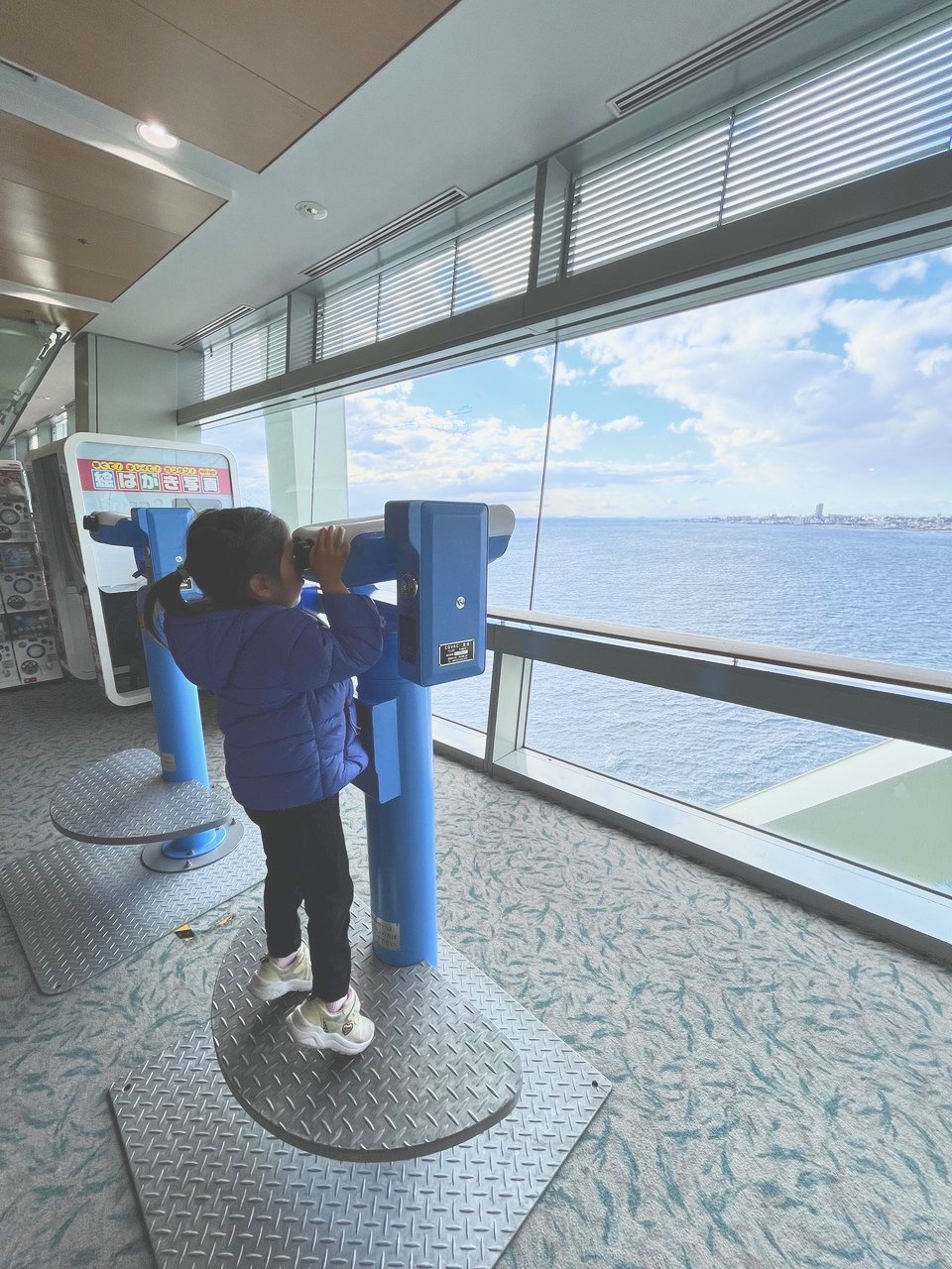 望遠鏡をのぞく子ども
