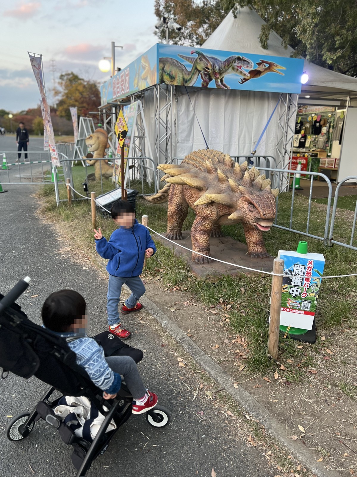 ベビーカーを押して入口へ向かう様子。奥に恐竜の模型が見える