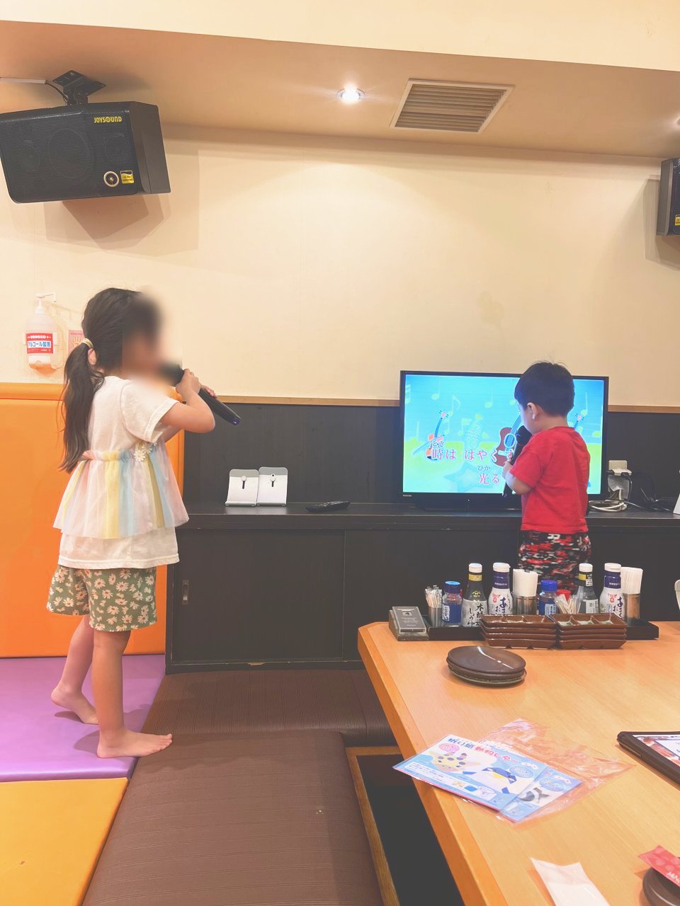 マイクを持って歌う子どもたち