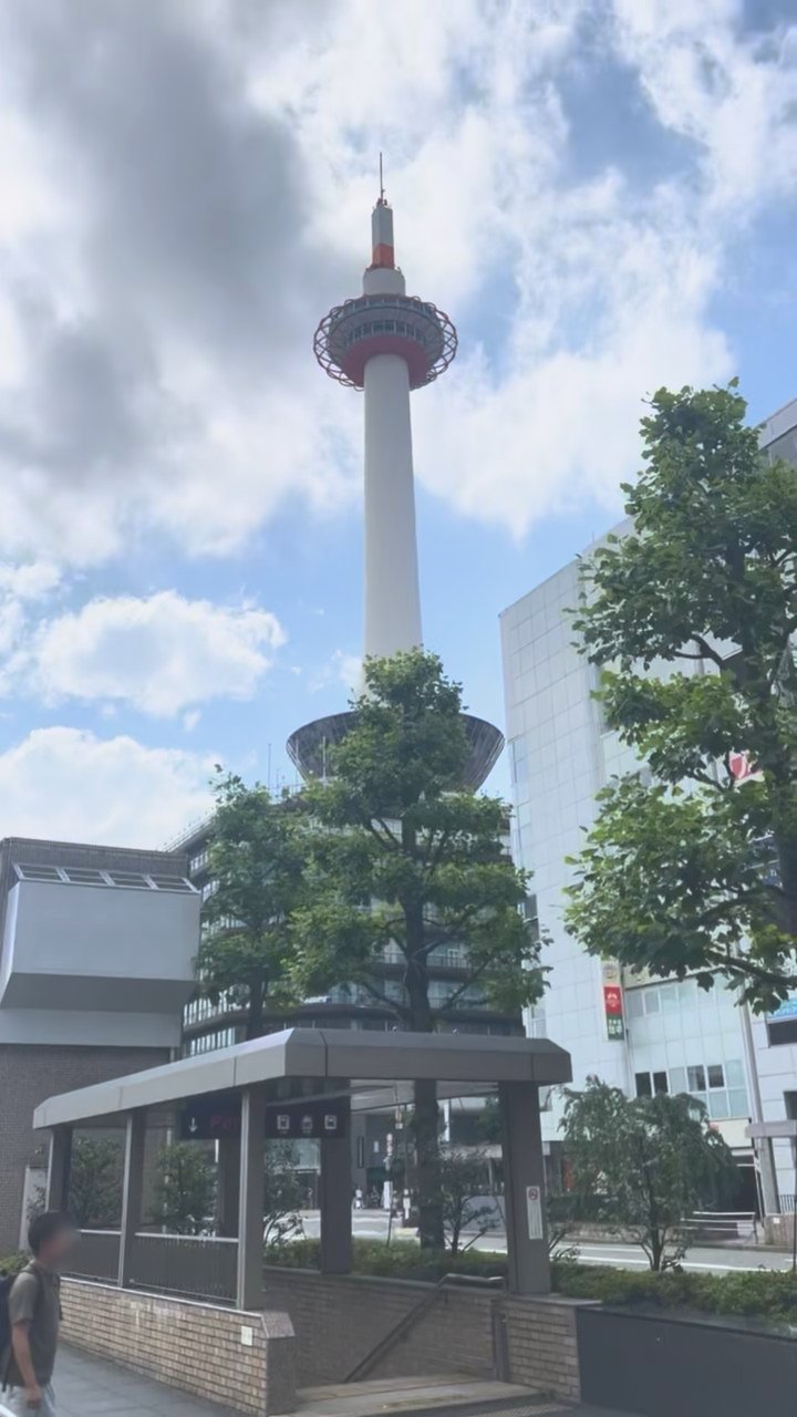 京都タワーと、京都駅前の地下への入口