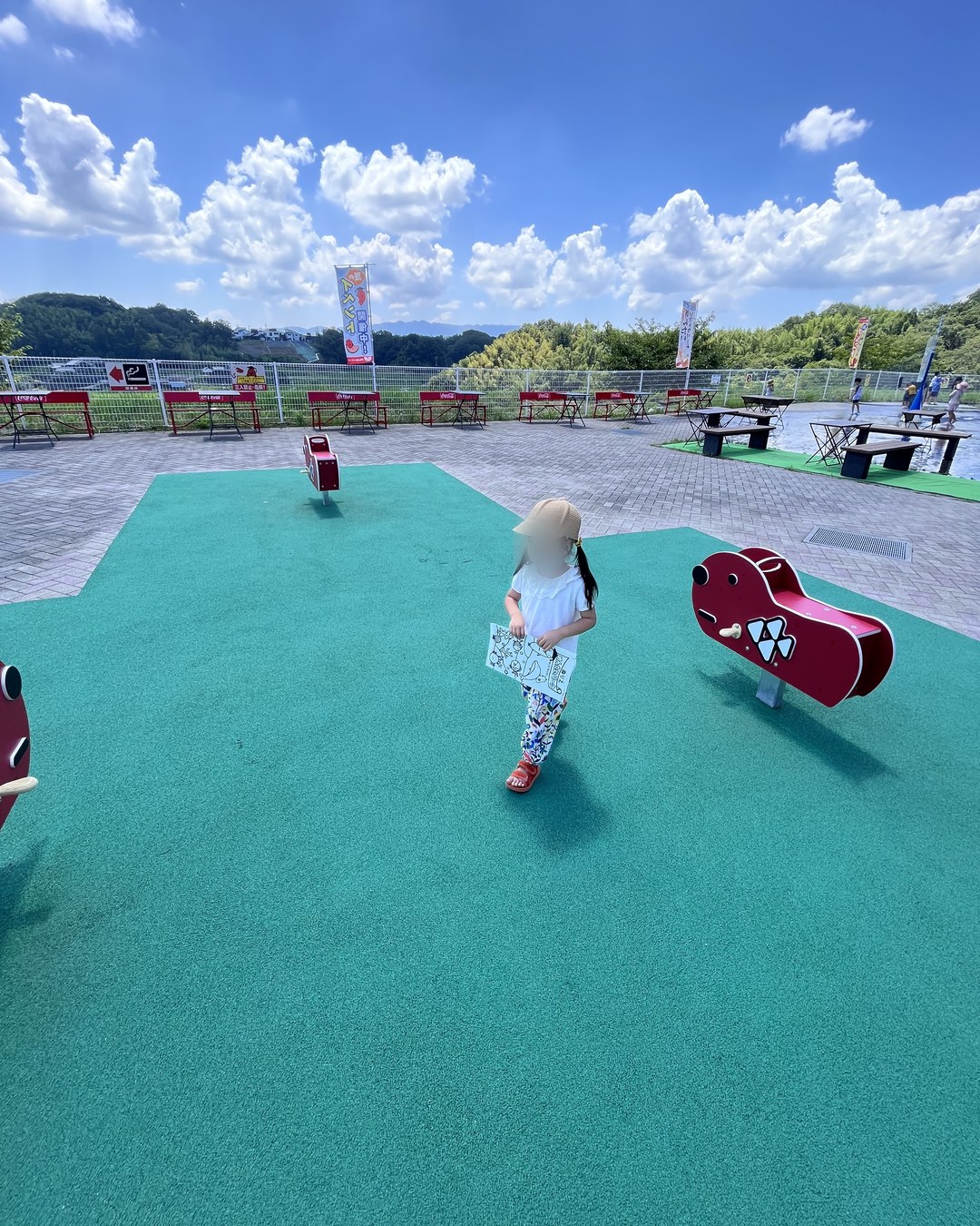 人工芝の広場に置かれたタラピヨ型のスプリング遊具