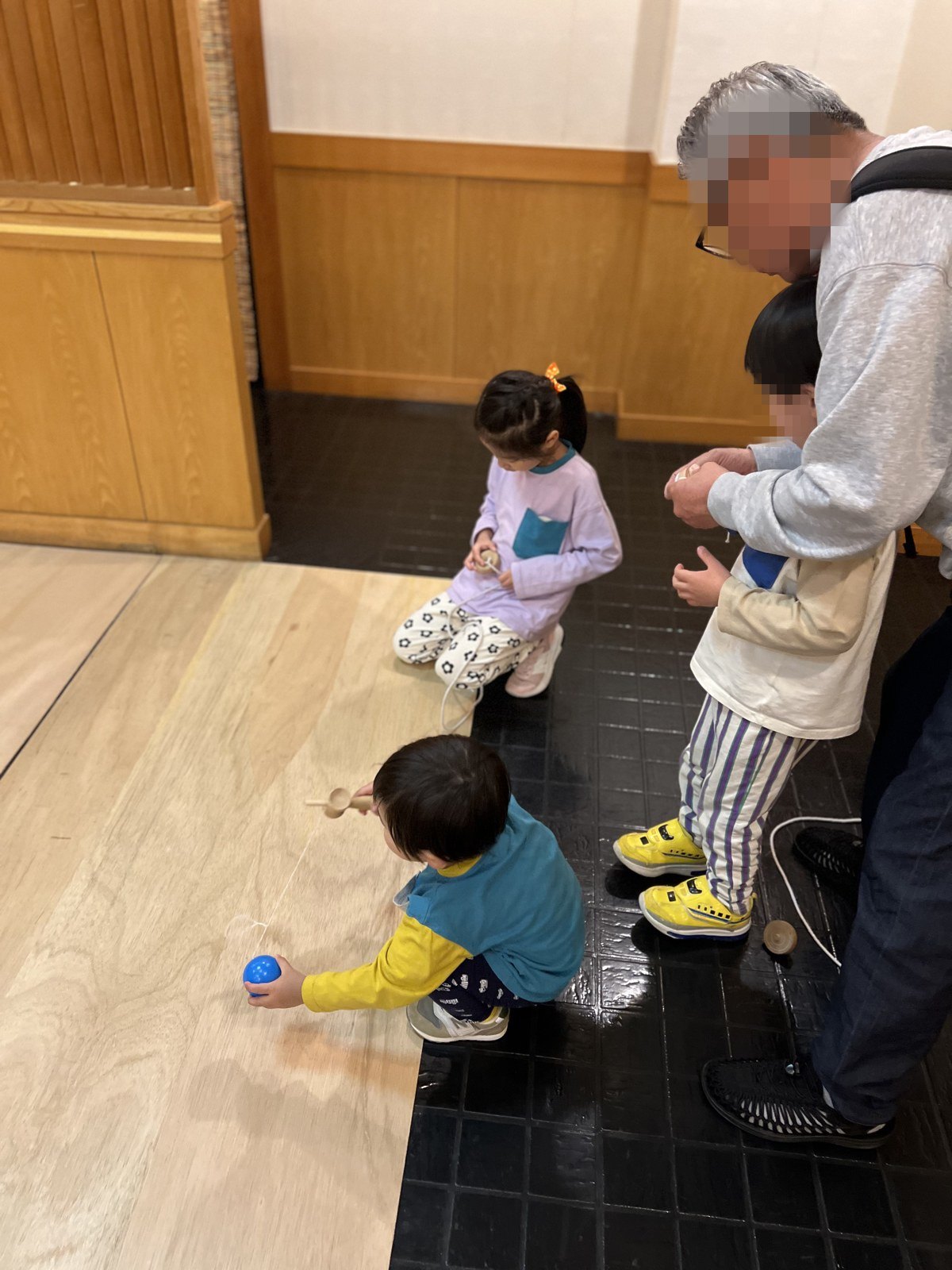 じじと一緒に遊ぶ子どもたち