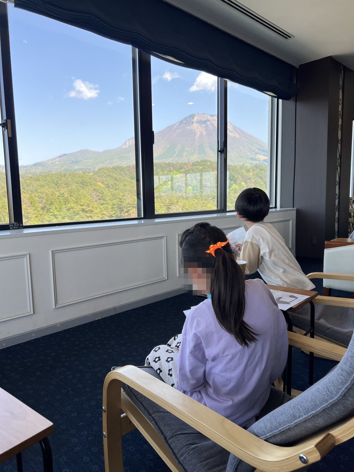 客室の窓から大山をながめる子どもたち