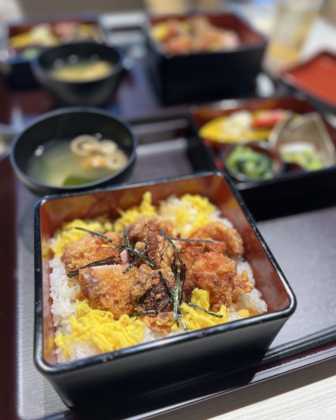 唐揚げののった丼と御膳