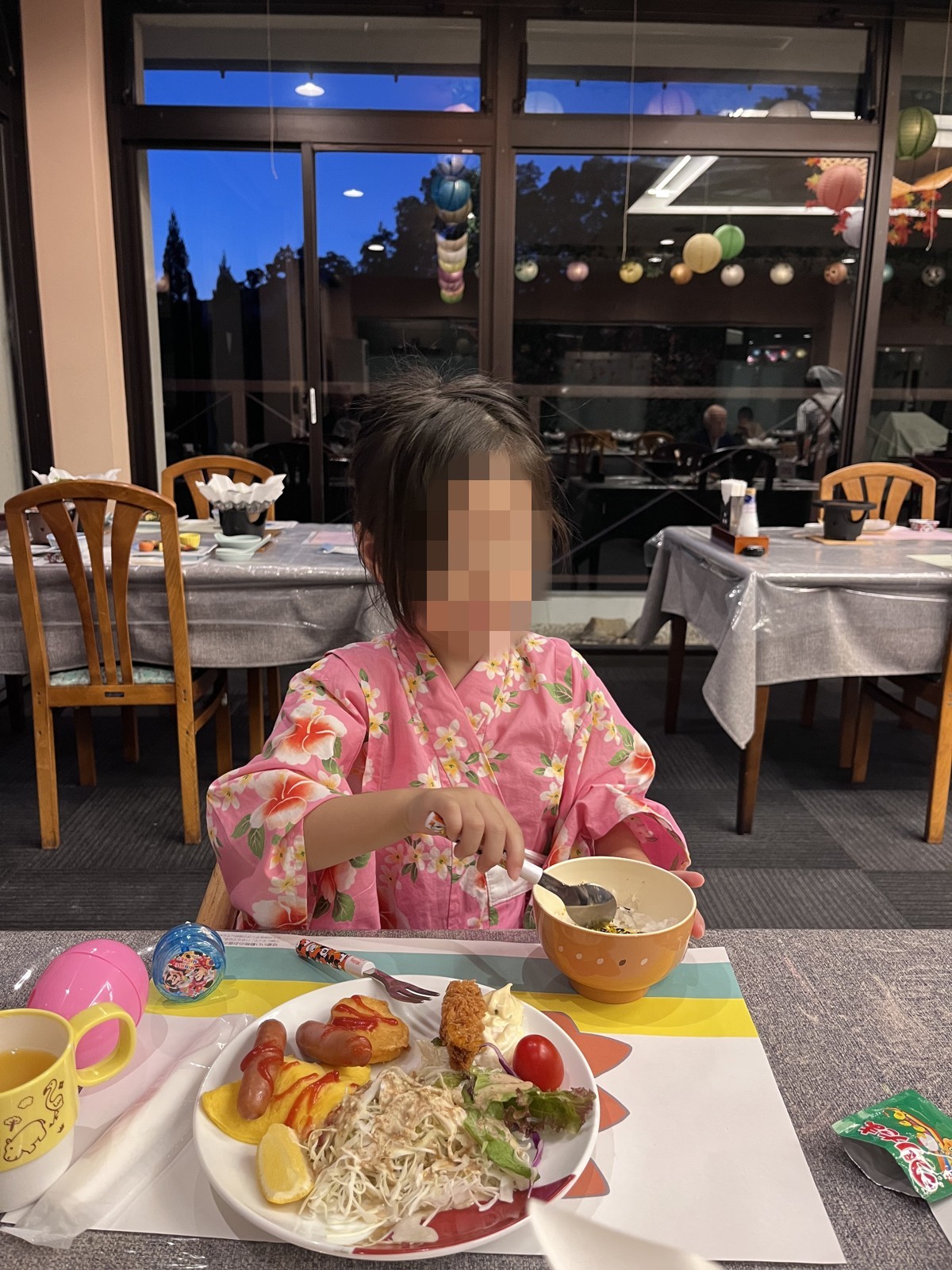 浴衣の子どもの前に並ぶキッズプレート