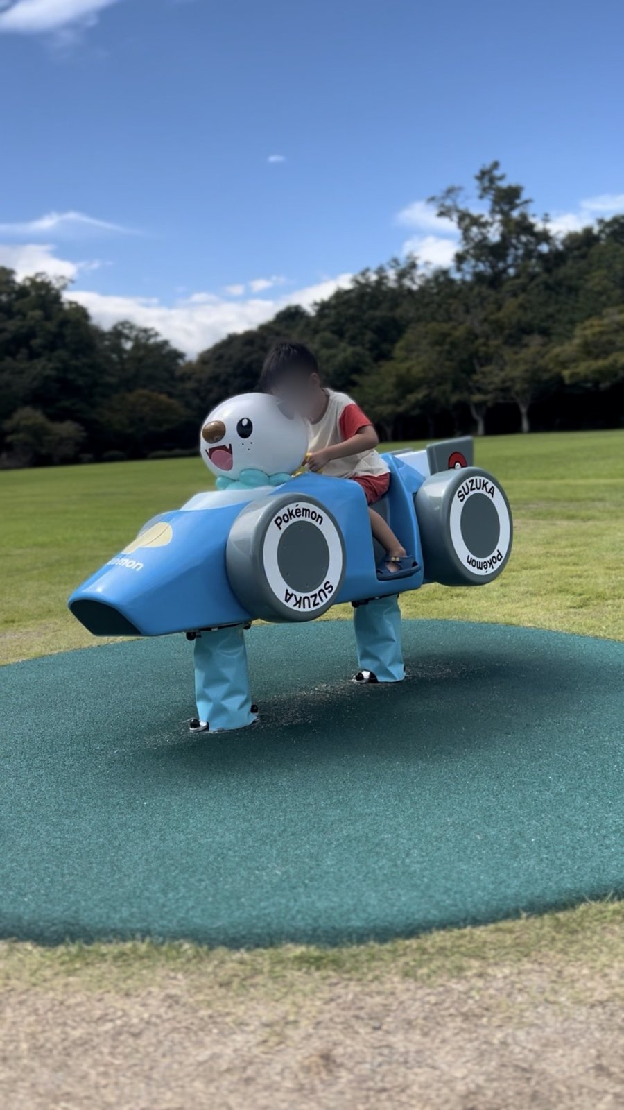 F1カーの形をした乗り物の遊具