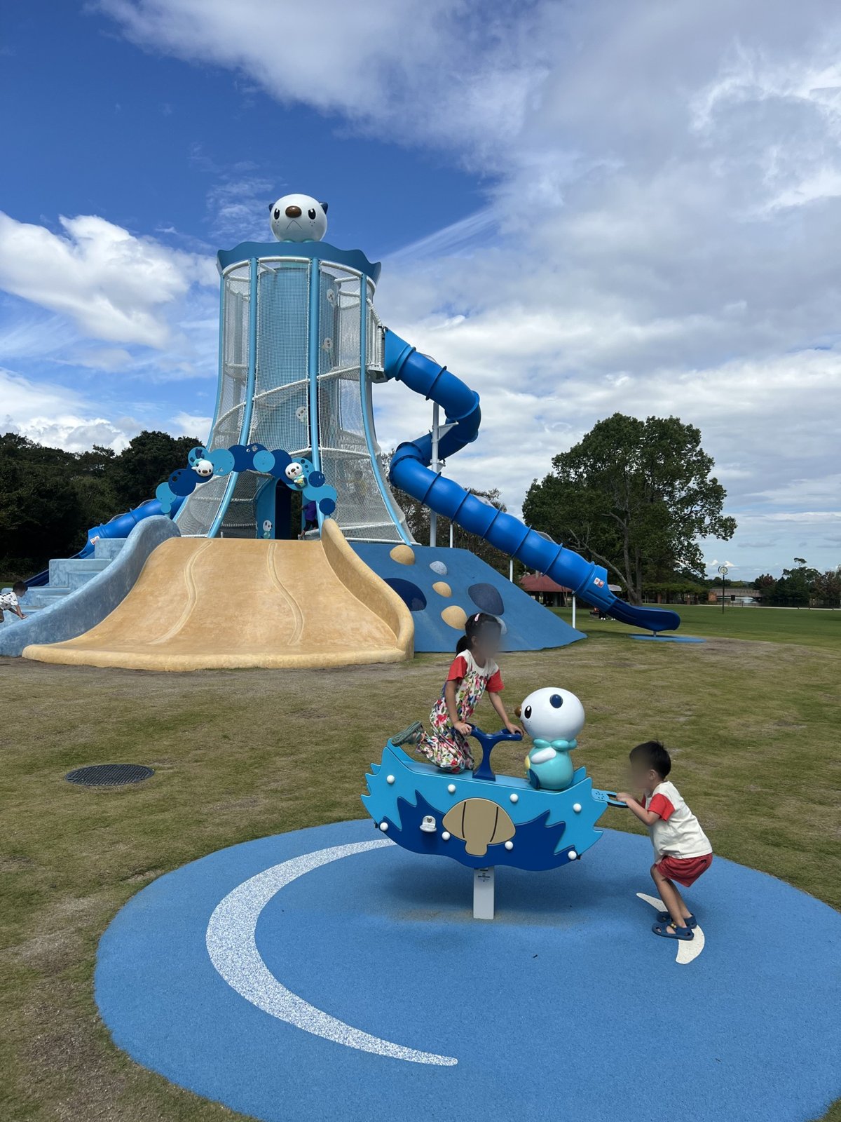 ミジュマルの遊具に乗る子どもたち