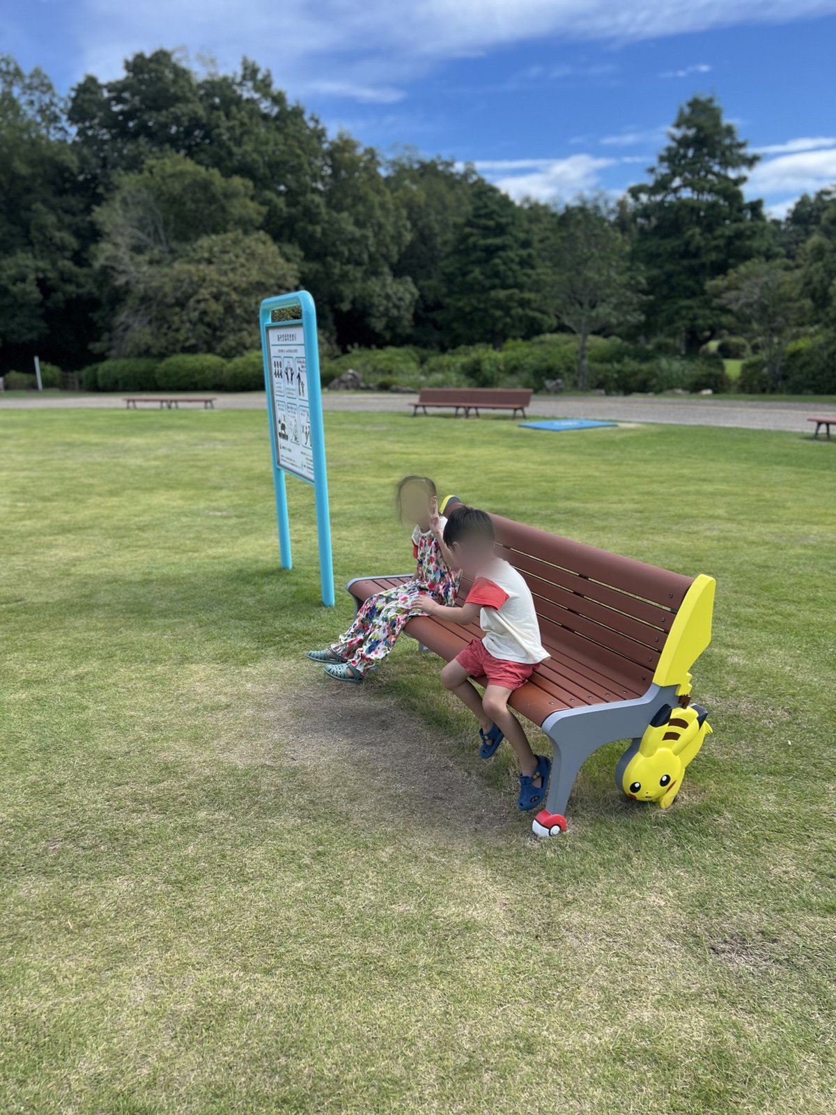 ピカチュウのベンチに座る子どもたち