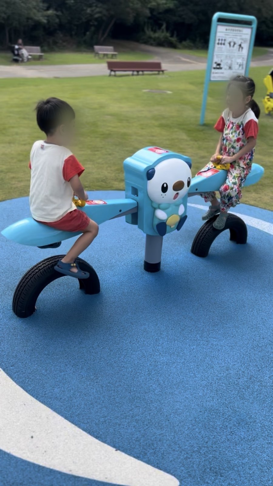 ミジュマルのシーソーに乗る子どもたち
