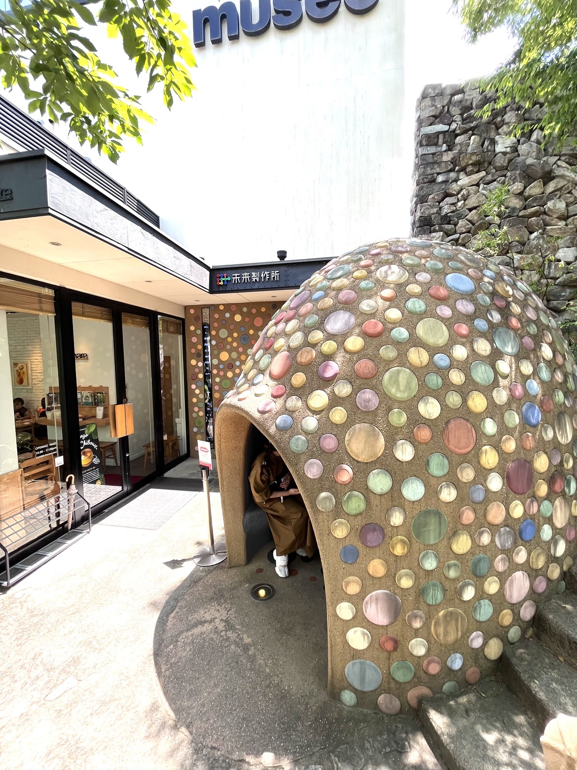 カラフルな丸が埋め込まれたドーム型の建物