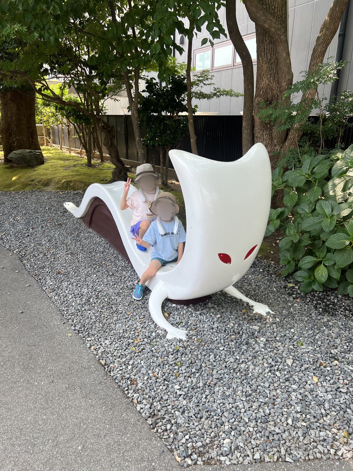 白い妖怪の形の遊具に乗る子どもたち