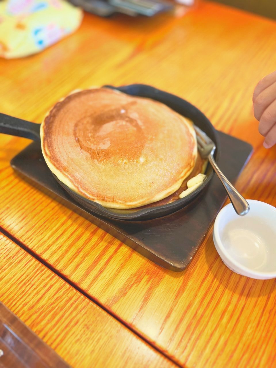 スキレットに入ったパンケーキ